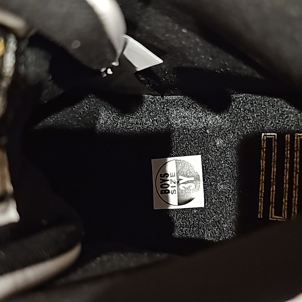 NWT JORDAN 11 RETRO COMES WITH BOX - Picture 6 of 8